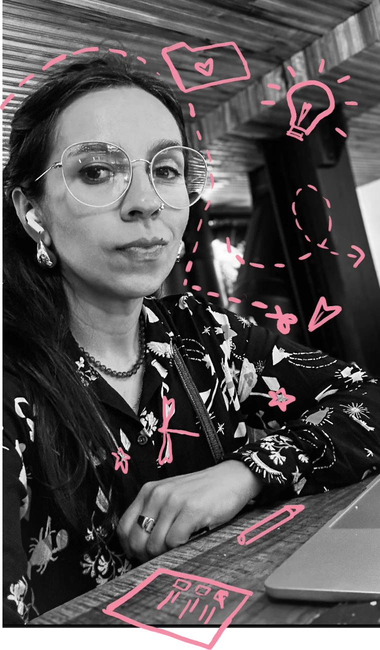 Retrato de Maria Ocampo trabajando, con ilustraciones rosas dibujadas encima